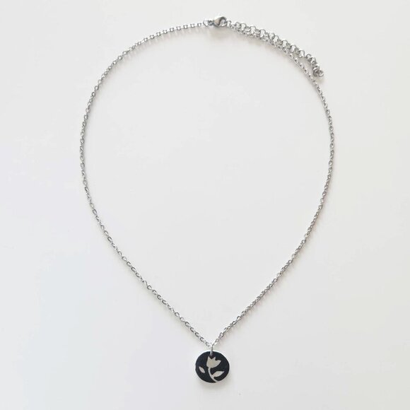 Vintage 60s tulip flower pendant with a small silver chain - Picture 5 of 6